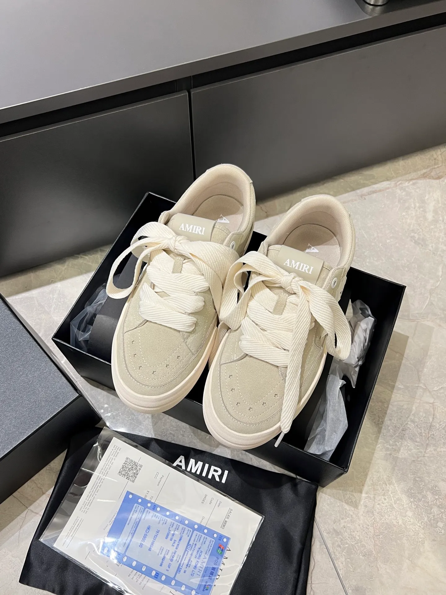 Men's shoes 💰p560 "AMIR*" new men's low-top casual sports sneakers bone shoes, another pair of irresistible bone shoes. Bone shoes are one of AMIRI's most popular items. Made of first-layer cowhide upper. The side bones are made of two cowhide laminations. It has a three-dimensional effect. The leather incisions are all oil-edged. Contrast color design. Simple style. Fashionable sports. Customized metal LOGO nameplate embellished with laces. Exclusive top-quality version. Supports contrast. Breathable mesh lining. The original rubber outsole is a must-have item for daily leisure. It is suitable for various occasions. If you pursue high quality, check it out. It is super cool on the feet and comes with a full set of original packaging! Size: 39-45!